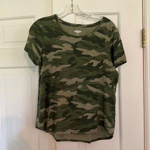 Women’s short sleeve t-shirt camoflauge size M.